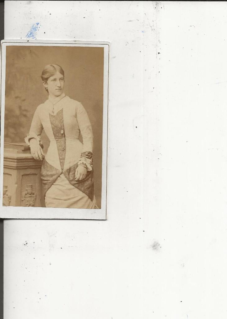 CdV Stoere vrouw leunend op een pilaar Arnhem, Ophalen of Verzenden, Voor 1920, Ongelopen, Gelderland