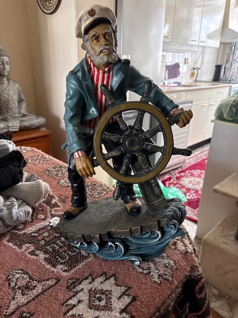 Decoratief beeld van een kapitein aan het roer, Verzamelen, Beelden en Beeldjes, Ophalen of Verzenden, Gebruikt, Mens