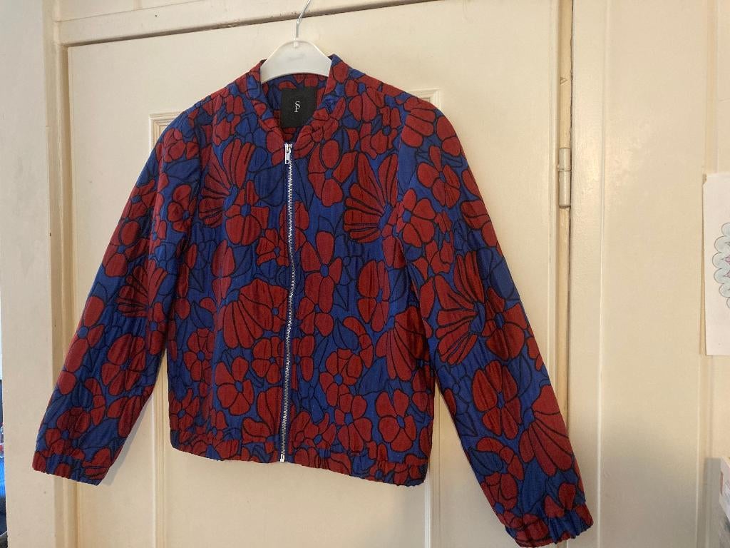 Rood blauw gebloemd gevoerd jasje van Sisters Point, maat XS, Kleding | Dames, Jasjes, Kostuums en Pakken, Sisters Point, Ophalen of Verzenden