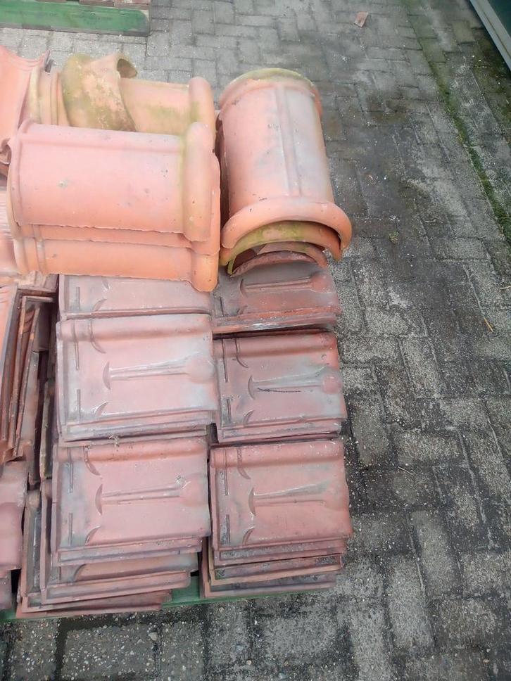 Monier Kruispannen Rood - Ruim 300 Stuks en 10x nokvors, Doe-het-zelf en Verbouw, Dakpannen en Dakbedekking, Gebruikt, Dakpannen