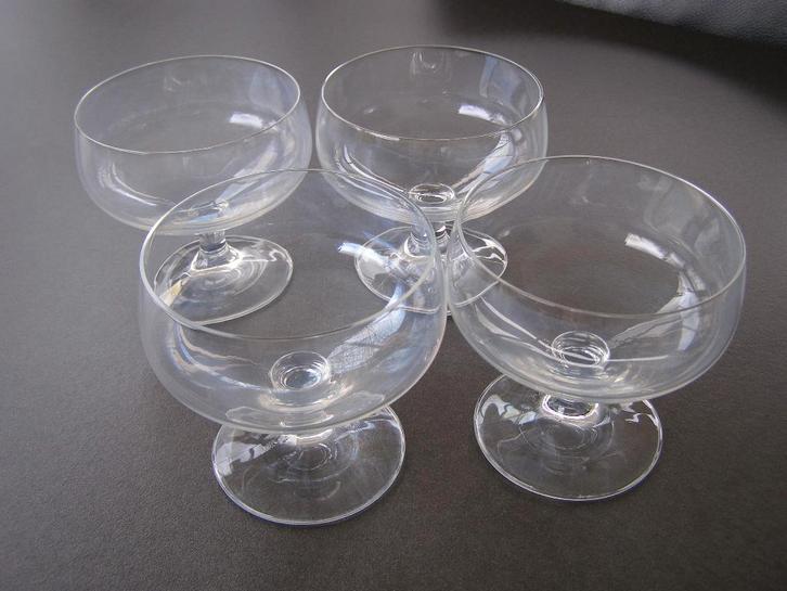 4 Glazen ijscoupes / cocktailglazen / dessertglazen, Huis en Inrichting, Keuken | Servies, Gebruikt, Glas of Glazen, Effen, Glas