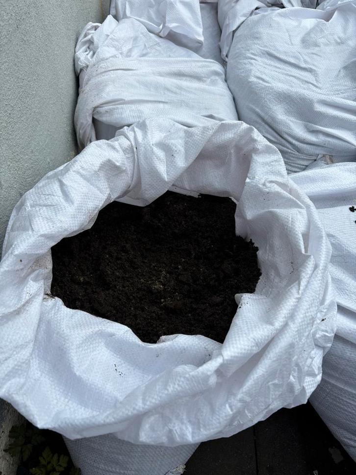 Gratis af te halen:  zakken vruchtbare tuinaarde Hilversum, Tuin en Terras, Aarde en Mest, Tuinaarde, Ophalen