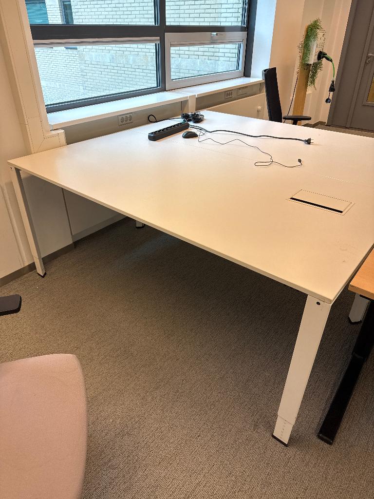 Bureau desk office white with hole for cables, Huis en Inrichting, Bureaus, Ophalen, Gebruikt, Bureau