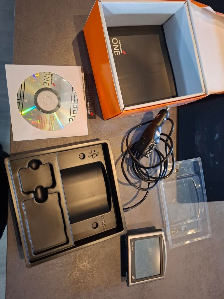 TomTom ONE Navigatiesysteem met accessoires, Ophalen of Verzenden, Gebruikt