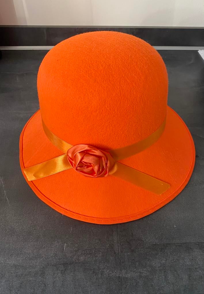 Oranje dameshoedje met bloem, Kleding | Dames, Hoeden en Petten, Ophalen of Verzenden, Zo goed als nieuw, One size fits all, Hoed
