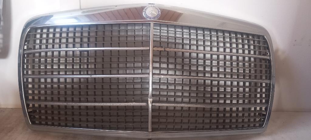 Mercedes W114 W115 /8 Grille Type 2 Origineel Compleet, Auto-onderdelen, Gebruikt, Postbus 2088 3500 GB Utrecht, Mercedes-Benz Nederland BV