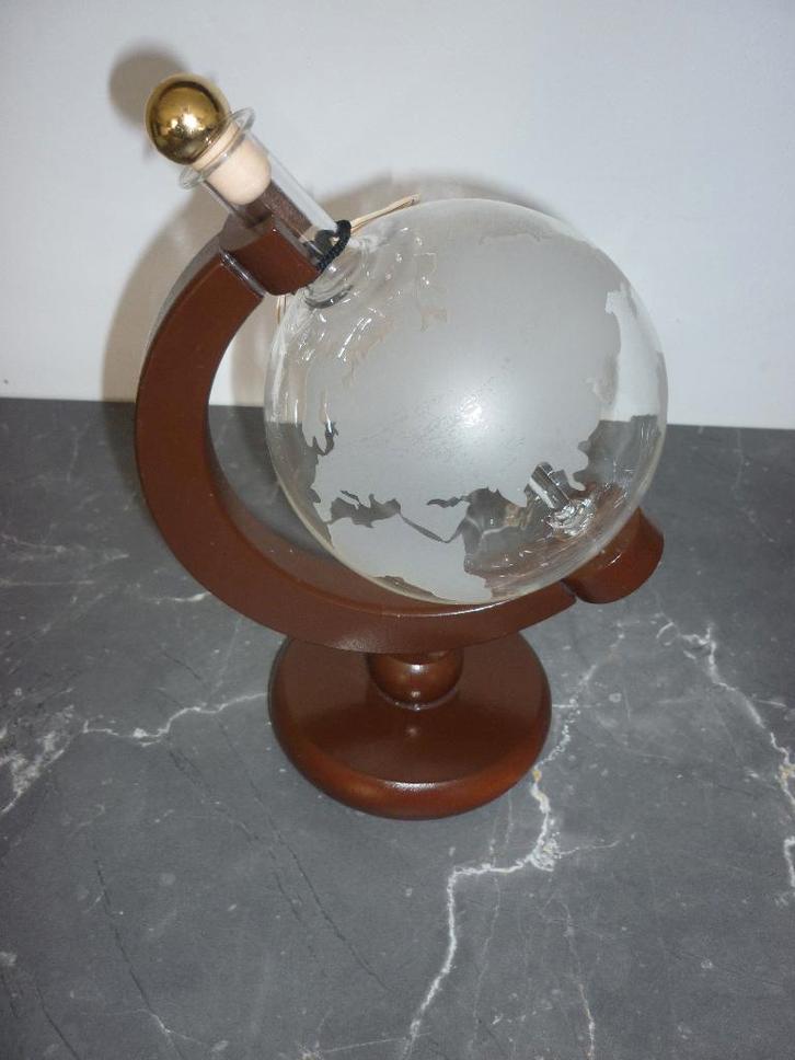 Glazen wereldbol op houder met vliegtuig / lege whisky fles, Huis en Inrichting, Woonaccessoires | Wereldbollen, Zo goed als nieuw