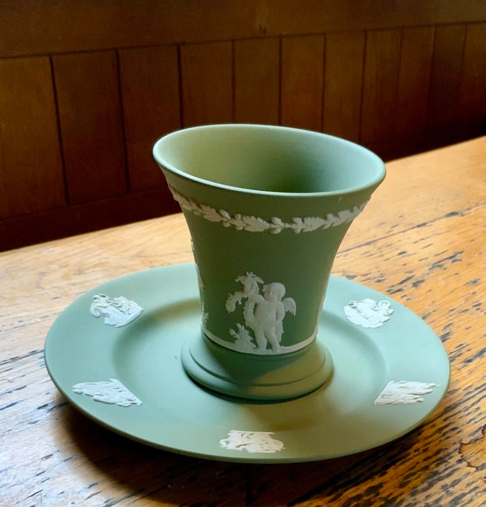 Vintage wedgewood jasperware vaasje met onderbord, Verzamelen, Ophalen of Verzenden, Zo goed als nieuw, Porselein, Bord of Schaal