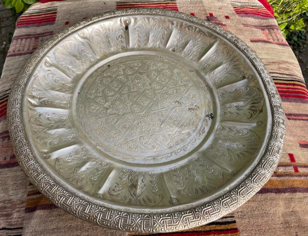 antieke zilver-kleurige bewerkte koperen schaal uit Marokko., Ophalen of Verzenden