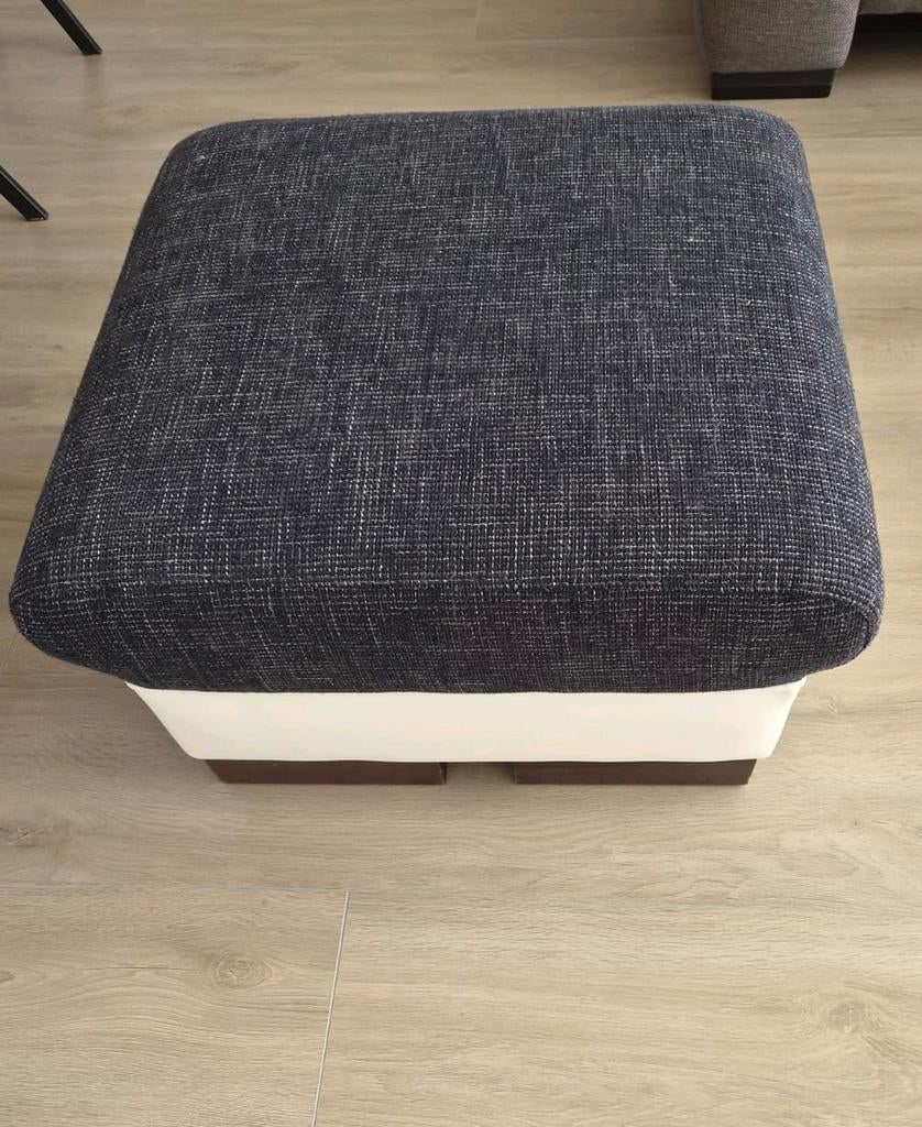 Mooie Poefje, Ophalen, Zo goed als nieuw, Rechthoekig, 50 tot 75 cm
