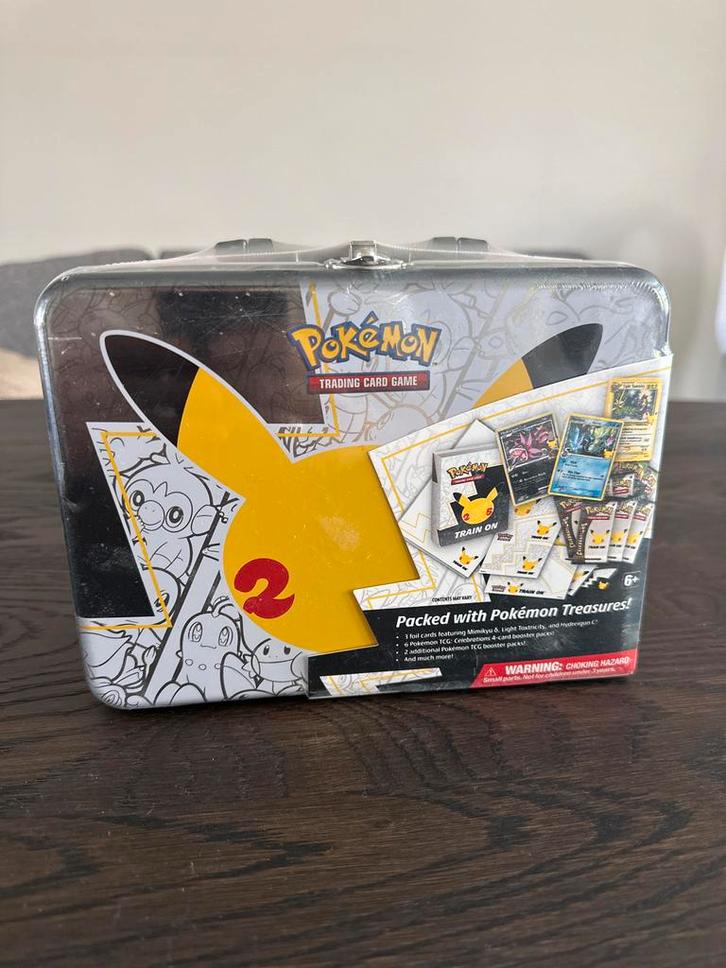 Pokémon Trading Card Game Celebrations Collector Chest, Hobby en Vrije tijd, Verzamelkaartspellen | Pokémon, Nieuw, Overige typen