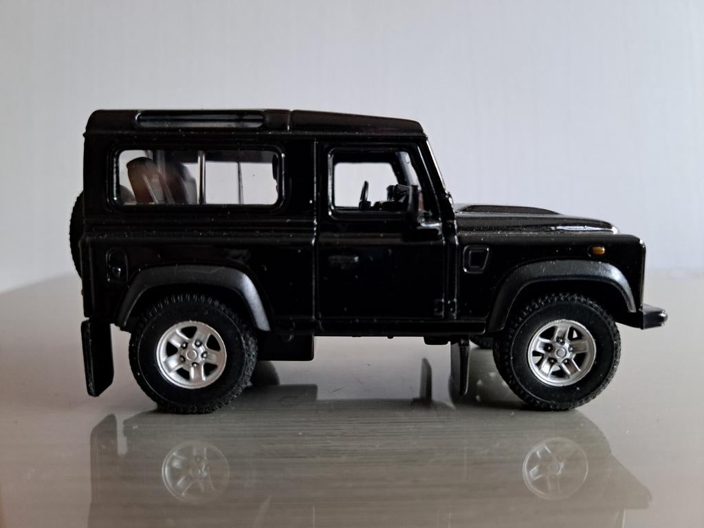 Land Rover Defender in schaal 1:43, onbespeeld, Ophalen of Verzenden, Nieuw, Auto