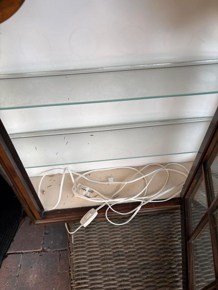 Antieke vitrinekast met glas en houtsnijwerk, Huis en Inrichting, Kasten | Vitrinekasten, Gebruikt, Minder dan 100 cm, 50 tot 100 cm