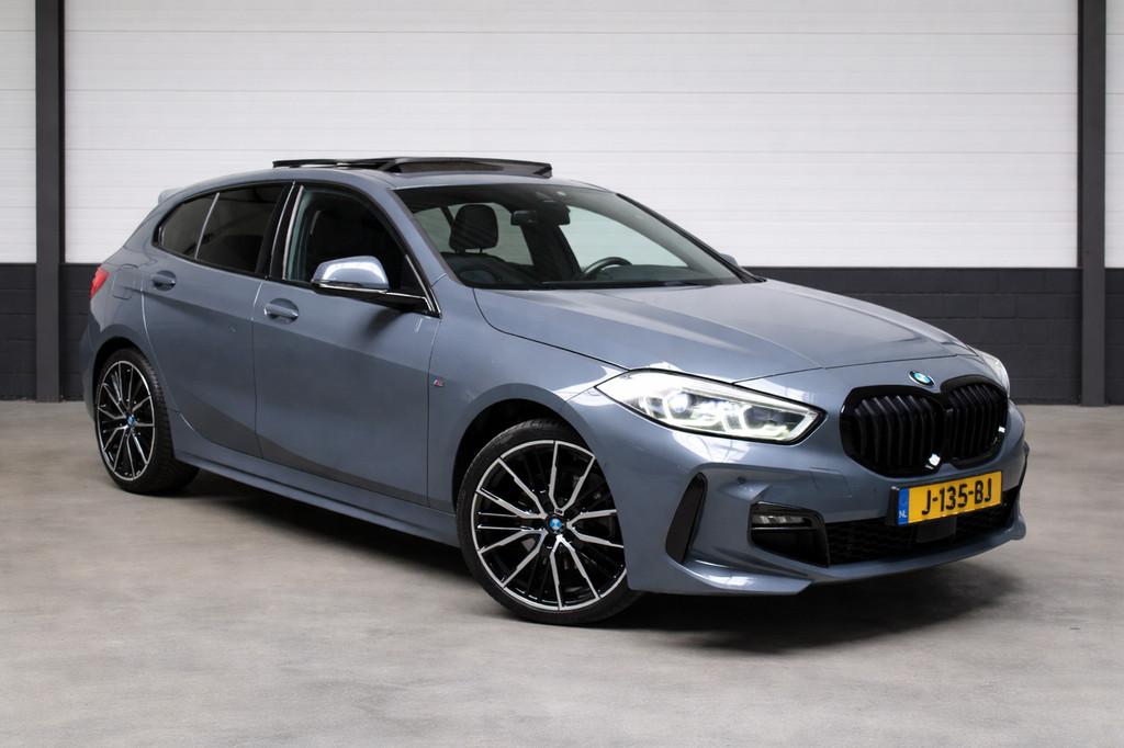 BMW 1-serie 118i M-Sport l Pano Virtual Camera Carplay, Auto's, Lichtsensor, Gebruikt, Origineel Nederlands, Bedrijf