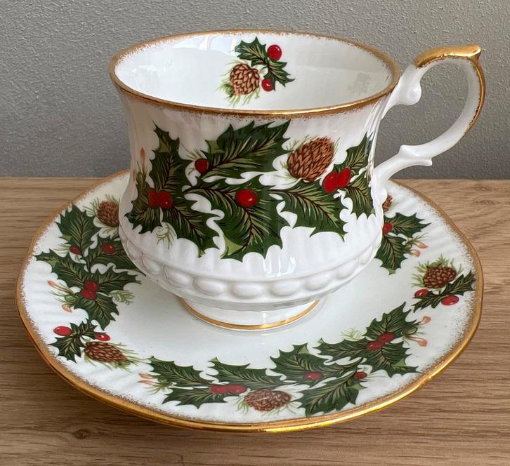 Queens kop en schotel. Kerstversiering, Antiek en Kunst, Antiek | Porselein, Ophalen of Verzenden