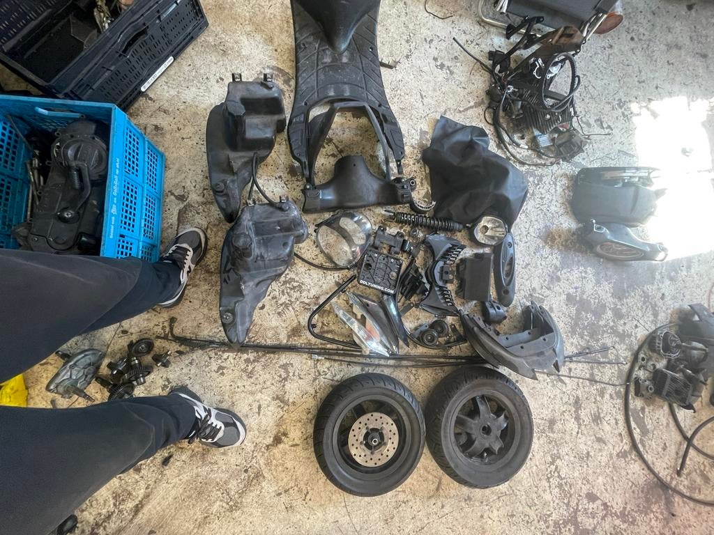 Partij piaggio,earox onderdelen zip,tph,lx,vespa sprint,etc, Fietsen en Brommers, Minibikes, Midibikes en Pitbikes, Ophalen, Zo goed als nieuw