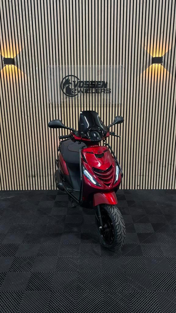 Piaggio Zip 2023 | 800KM | Candy Red | Full Option, Fietsen en Brommers, Scooters | Piaggio, Zo goed als nieuw, Zip, Benzine, Ophalen of Verzenden