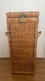 Vintage rotan wasmand met deksel en messing sluiting., Overige materialen, Minder dan 50 cm, Gebruikt, 50 tot 75 cm