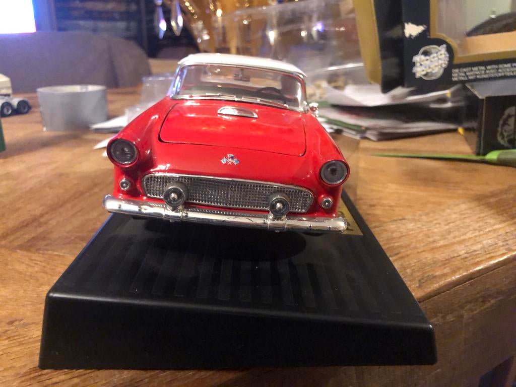 FORD. THUNDERBIRD met HARTOP ROOD / WIT, Hobby en Vrije tijd, Modelauto's | 1:18, Ophalen of Verzenden, Zo goed als nieuw