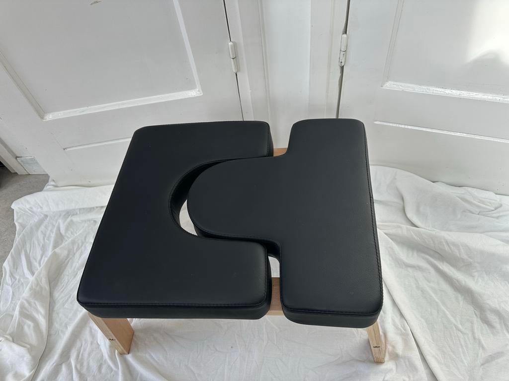 Yoga Stoel / Voetenbank - Naturel Hout & Zwart Kunststof, Minder dan 50 cm, Gebruikt, Ophalen of Verzenden, Overige vormen