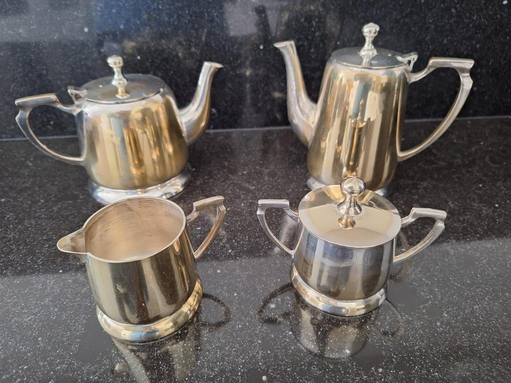 Verzilverde koffie- en theepot met melkkannetje en suikerpot, Ophalen