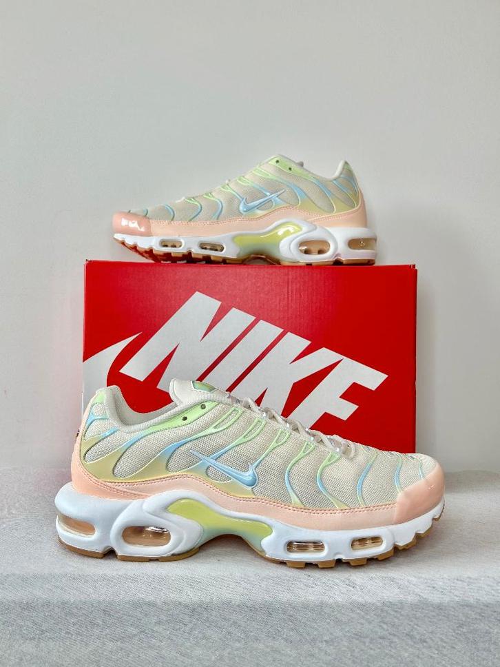 Nike Air Max Plus Crimson Tint (EU 44), Kleding | Heren, Schoenen, Nieuw, Sneakers of Gympen, Overige kleuren, Ophalen of Verzenden