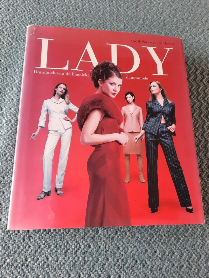 LADY: Handboek van de klassieke damesmode - Claudia Piro, Boeken, Mode, Ophalen of Verzenden