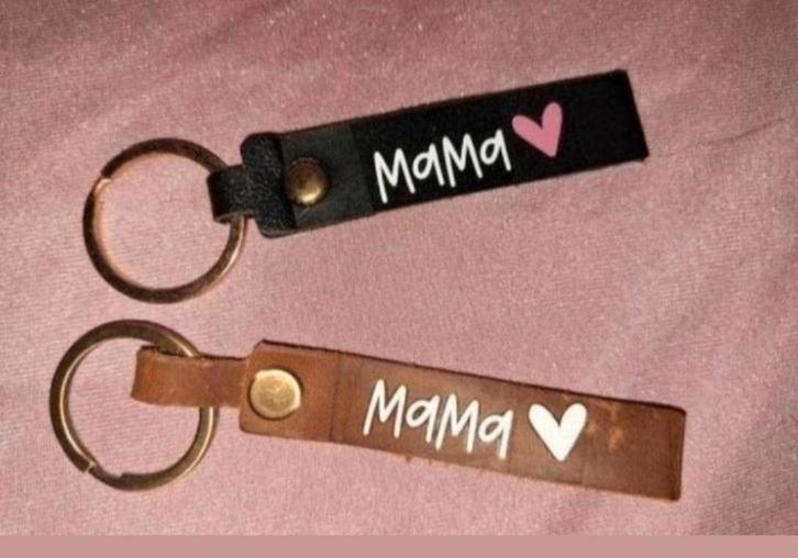 Leren sleutelhangers 'Mama' - Zwart en Bruin, Verzamelen, Sleutelhangers, Nieuw, Overige typen, Ophalen of Verzenden