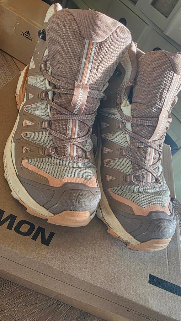 Schoenen wandelschoenen laarzen o.a. ugg, salamon, Ophalen of Verzenden, Schoenen