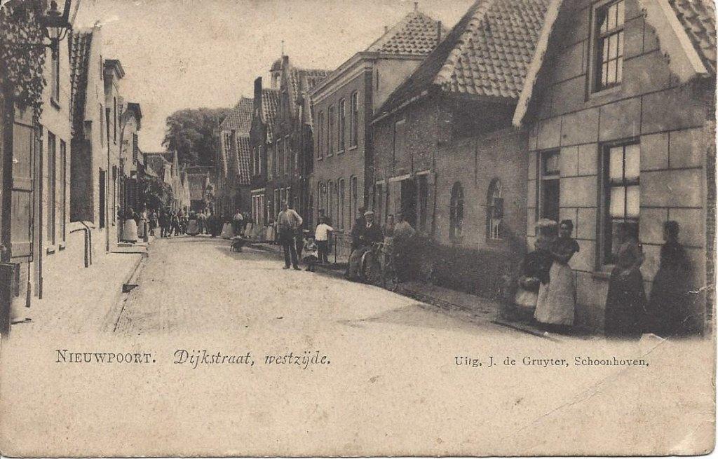 Nieuwpoort (Z.H.) Dijkstraat, Westzijde, veel Volk, ca. 1900, Verzamelen, Ansichtkaarten | Nederland, Ophalen of Verzenden, Voor 1920
