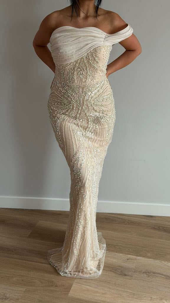 Lange jurk met parels en off-shoulder, Beige, Ophalen of Verzenden, Maat 36 (S), Gedragen