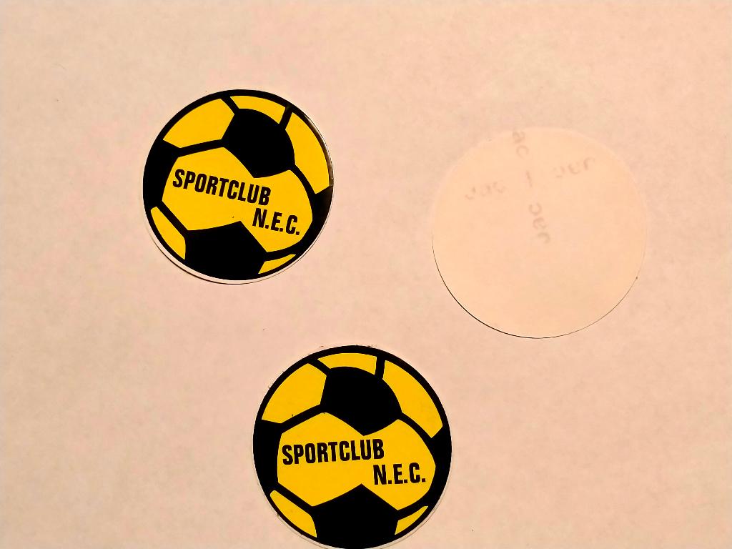 Sportclub NEC N.E.C. Nijmegen vintage voetbal sticker bal, Verzamelen, Stickers, Ophalen of Verzenden, Zo goed als nieuw, Sport