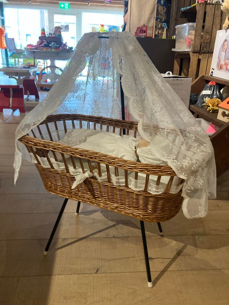 Vintage rotan poppenwieg met hemeltje en accessoires, Ophalen, Jongen of Meisje, Onbekend, Zo goed als nieuw