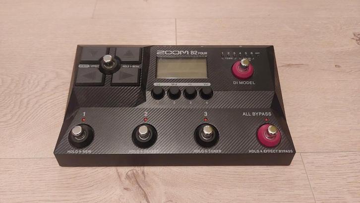 Zoom B2 Four Multi-effect Pedaal voor Basgitaar, Muziek en Instrumenten, Effecten, Zo goed als nieuw, Multi-effect, Ophalen of Verzenden