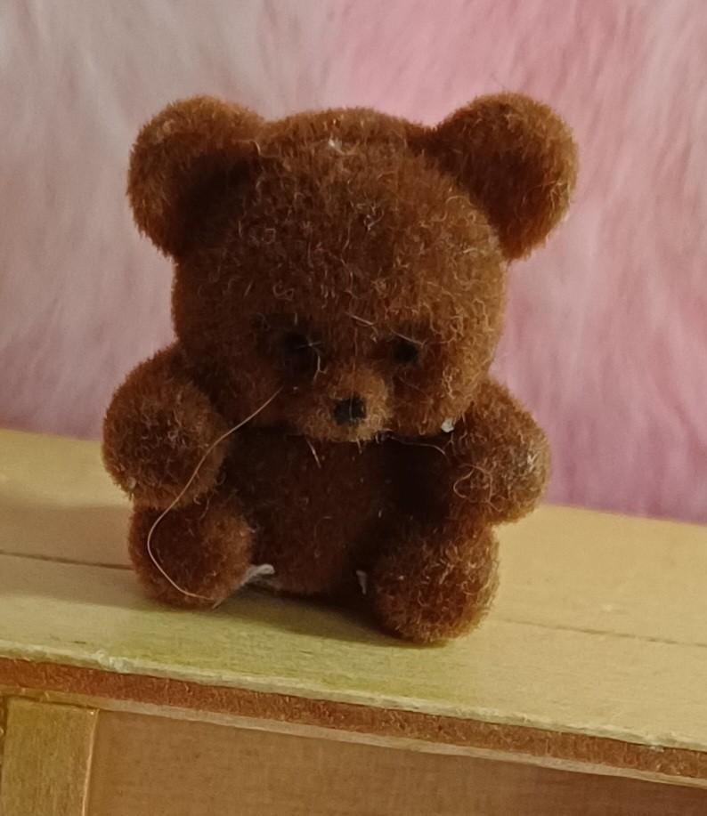 Poppenhuis klein donkerbruin beertje, Ophalen of Verzenden, Poppenhuis