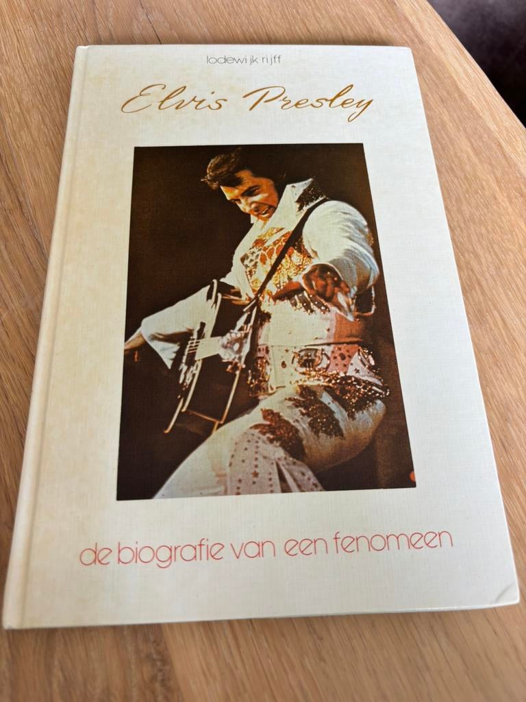 Boek Elvis Presley biografie - Lodewijk Rijff, Ophalen of Verzenden, Zo goed als nieuw, Artiest