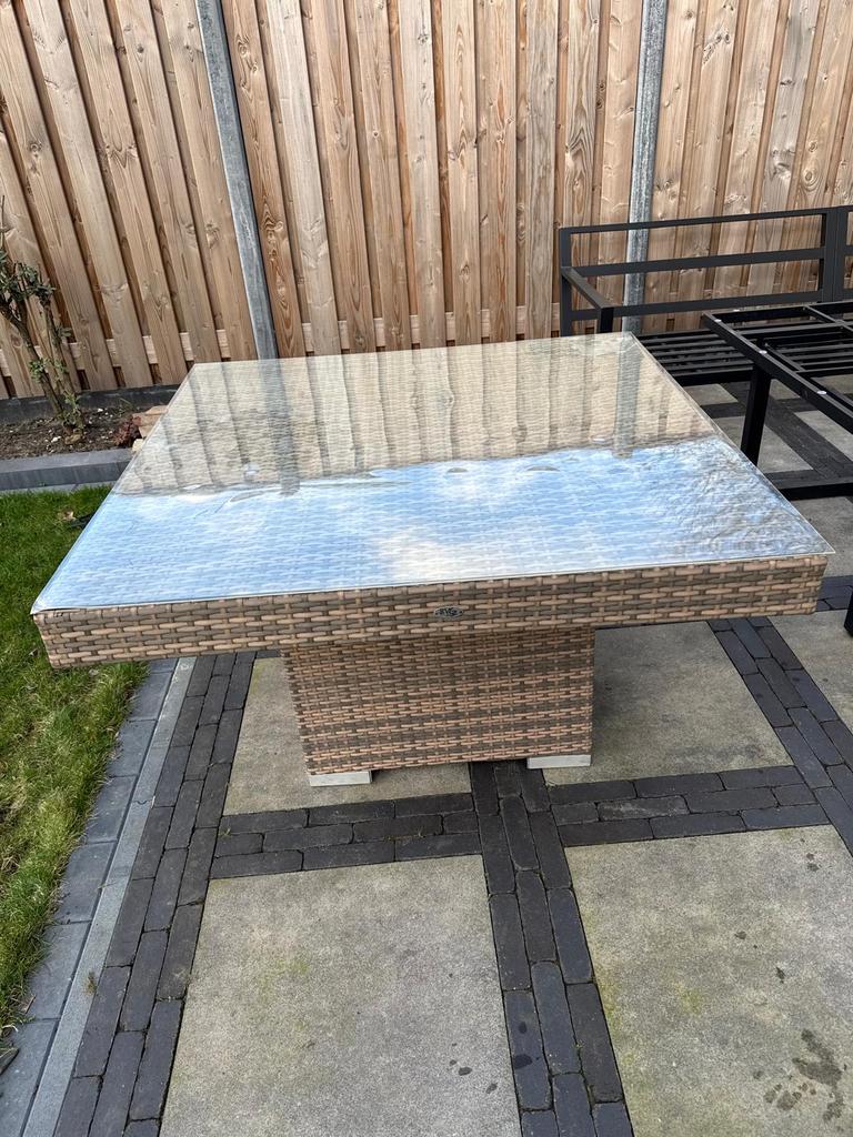 Mooie tuintafel - Wicker look 130x130, Ophalen of Verzenden, Zo goed als nieuw, Vierkant, Wicker