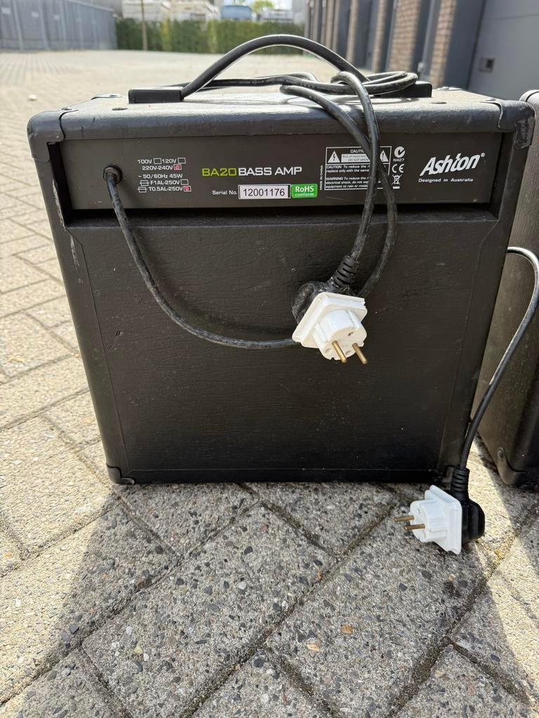 3 Ashton BA20 Bass Amps en 4 Basgitaren - Zo goed als nieuw, Ophalen, Zo goed als nieuw, Basgitaar, Minder dan 50 watt