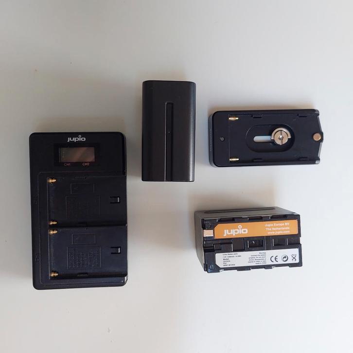 2x Jupio NP-F970 batterijen + duo charger + Smallrig plate, Audio, Tv en Foto, Accu's en Batterijen, Gebruikt, Oplaadbaar, Ophalen of Verzenden