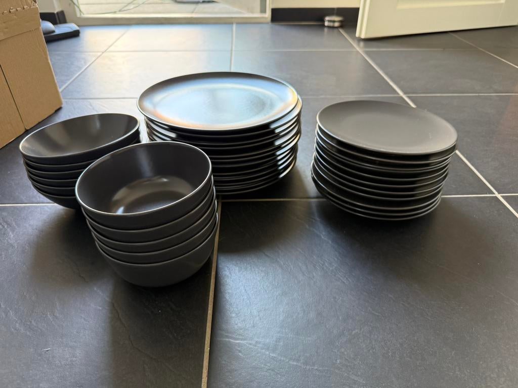 Ikea FÄRGKLAR serviesset groot donkergrijs mat, Huis en Inrichting, Keuken | Servies, Ophalen of Verzenden, Zo goed als nieuw
