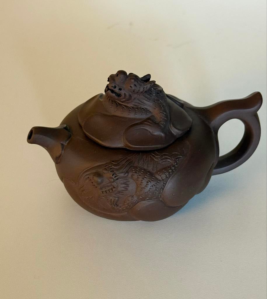 Chinese bruine theepot met drakenmotief, Ophalen of Verzenden