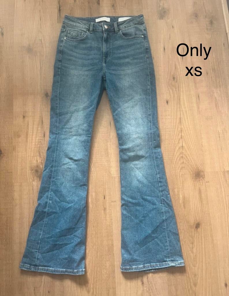 Only, The Sting, Bershka flared jeans XS, Ophalen of Verzenden, Zo goed als nieuw, Blauw, W27 (confectie 34) of kleiner