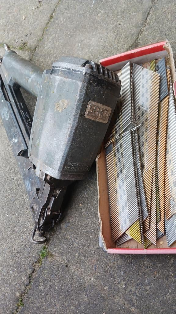 Senco tacker met spijker, Doe-het-zelf en Verbouw, Gereedschap | Handgereedschap, Ophalen of Verzenden, Gebruikt