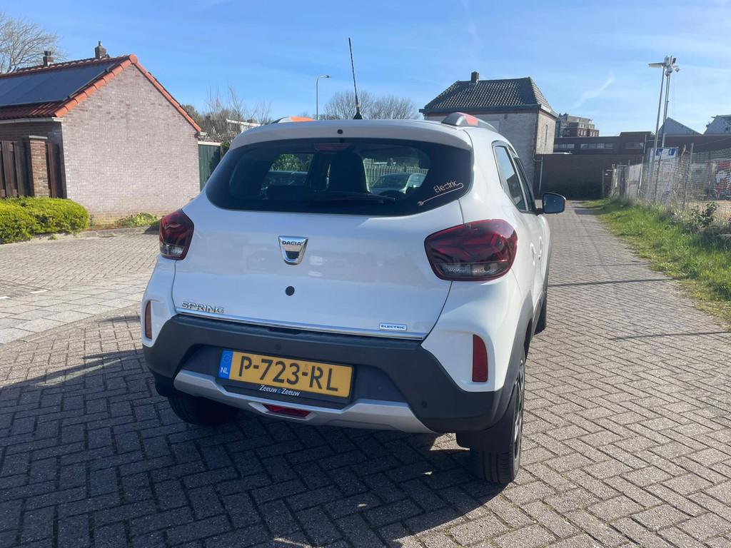 Dacia Spring Comfort Plus 27 kWh LEER NAVI CAMER PDC NAP, Auto's, Gebruikt, Zwart, 230 km, Parkeersensor