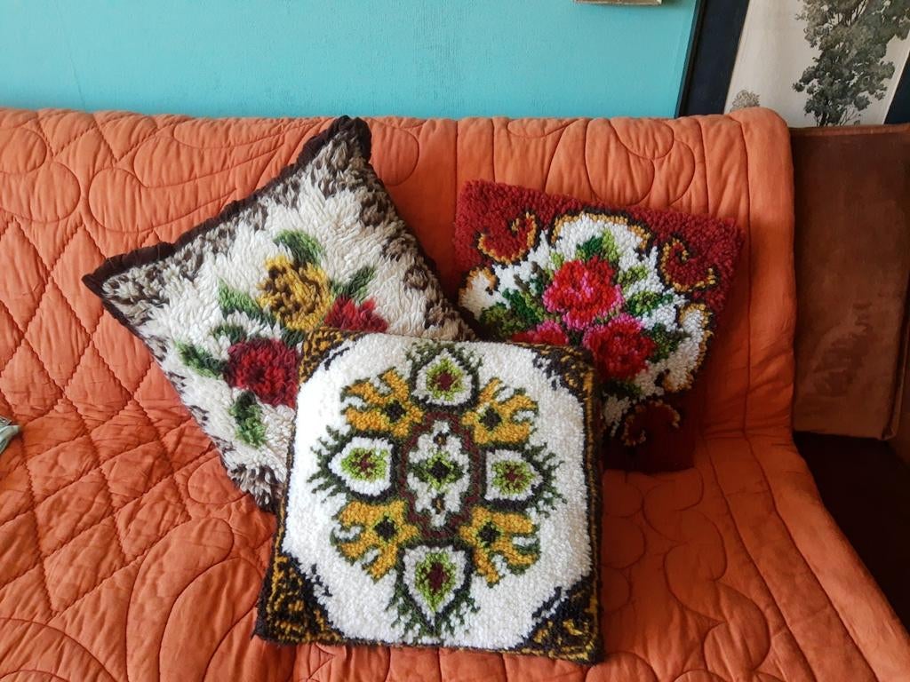 3 vintage Smyrna kussens, rozen en geometrisch, 60's, Ophalen of Verzenden, Gebruikt, Rood, Vierkant