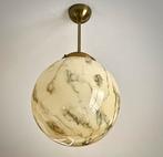 Art Deco vintage hanglamp – glazen bol met messing armatuur, Ophalen, Gebruikt, Glas, Minder dan 50 cm