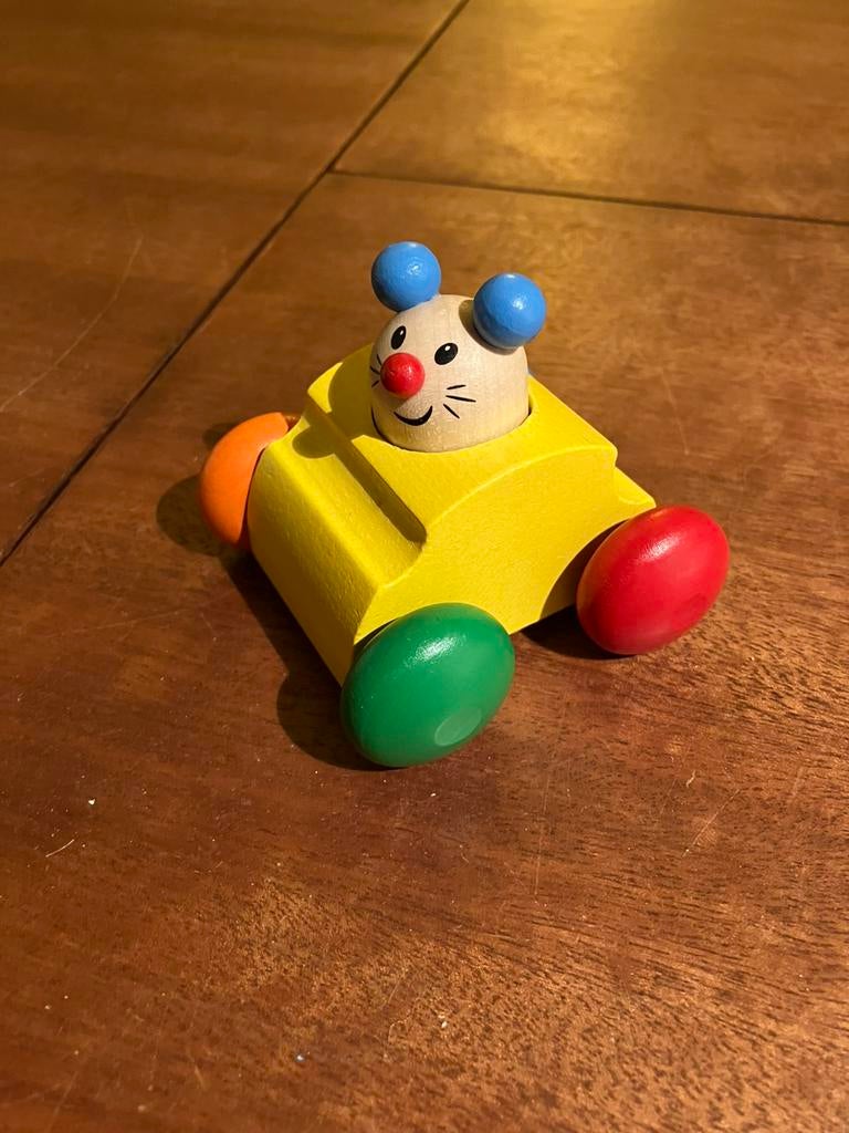 Selecta houten piepfiguur muis in auto Topeto als nieuw, Kinderen en Baby's, Speelgoed | Houten speelgoed, Ophalen of Verzenden