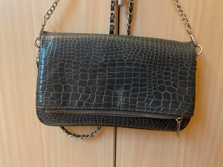 My Jewellery. Donkergrijze clutch, ketting, magneetsluiting, Sieraden, Tassen en Uiterlijk, Tassen | Schoudertassen, Zo goed als nieuw