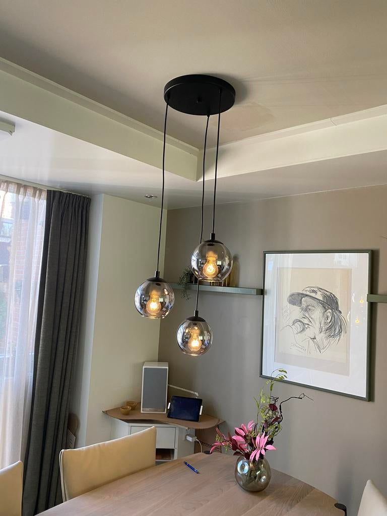 Moderne Hanglamp met 3 Rookglazen Bollen, Huis en Inrichting, Lampen | Hanglampen, Ophalen of Verzenden, Zo goed als nieuw, Glas