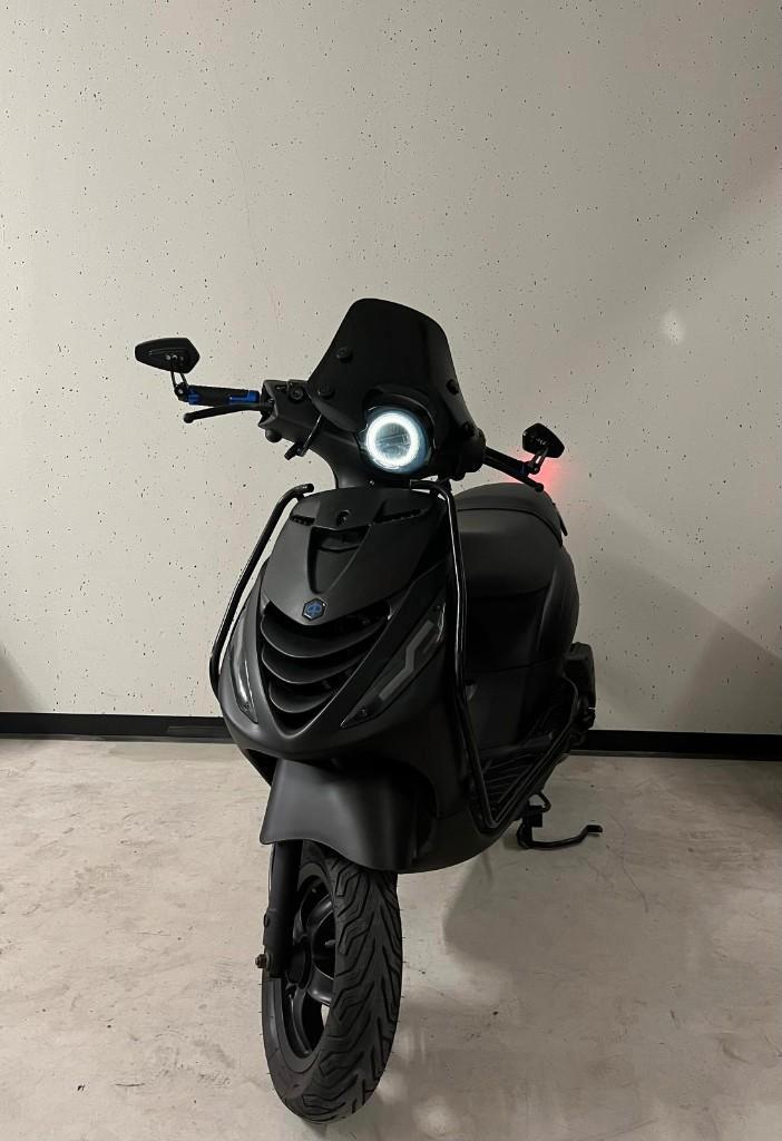Piaggio zip brom 2017 zwart, Fietsen en Brommers, Scooters | Piaggio, Zo goed als nieuw, Zip, Maximaal 45 km/u, Benzine, Ophalen